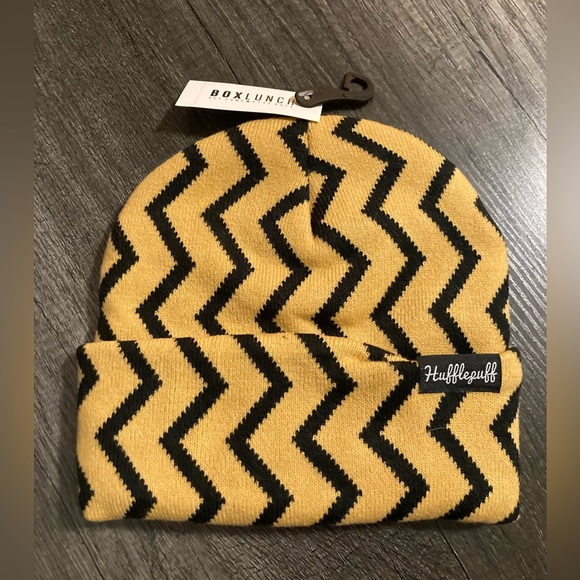 Harry Potter Hufflepuff Zig Zag Beanie - Picture 3 of 5